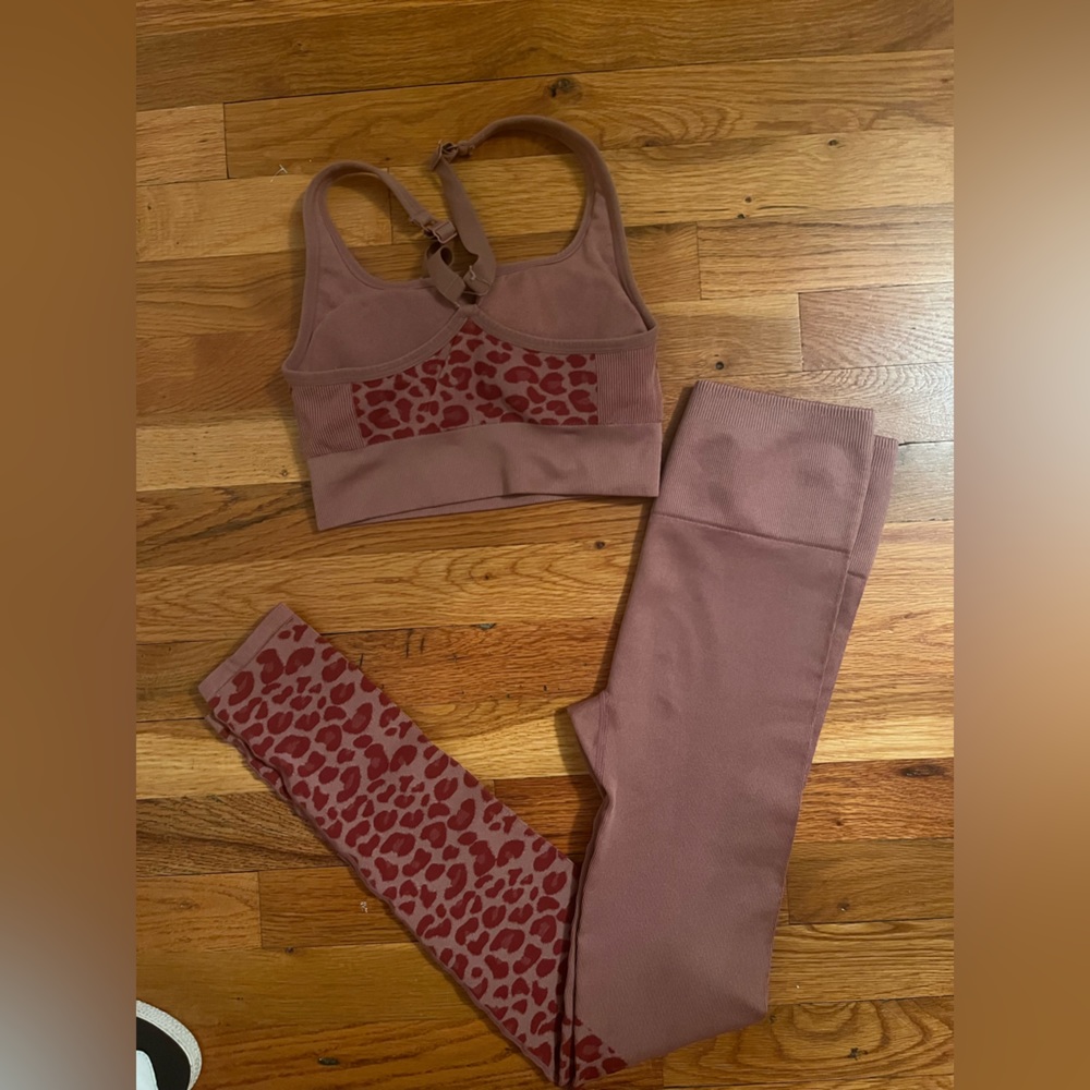 Fabletics workout set - Picture 2 of 3